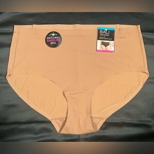 NWT Bali EasyLite Briefs in Beige
